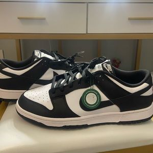 Brand new panda dunks. Never worn.